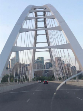 Entire Studio Condo Hotel Like, Downtown, Comfy Memory Foam Pullout bed, Wifi, TV cable, Parking, Grocery store within the Bldg, 1 block away from Legislative Building & the Walterdale bridge Grocery 